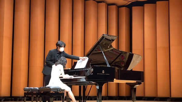 연주회에서 피아노를 치고 있는 칼리오페 부원의 모습.