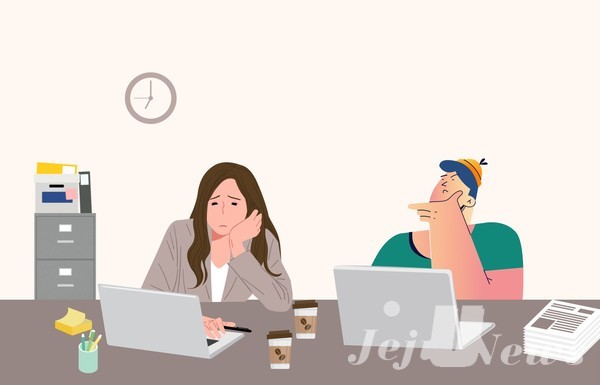 사람들이 인터넷에서 제대로 표기되지 못한 제주어 아래아를 보고 있다. 일러스트 송연주