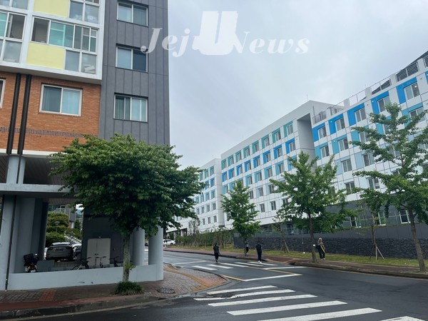 학생생활관 4호관과 학생생활관 1호관 